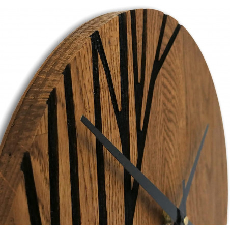 Nástenné hodiny s moderným dizajnom, vyrezávaným motívom a prírodným drevom. Nástenné hodiny s moderným dizajnom, vyrezávaným motívom a prírodným drevom.