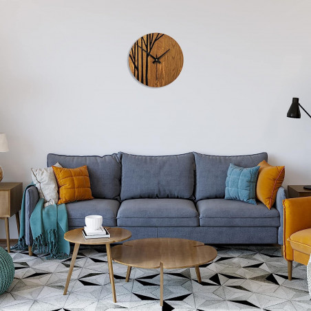 Drevené nástenné hodiny s čiernymi ručičkami a moderným vzorom. Drevené nástenné hodiny s čiernymi ručičkami a moderným vzorom.