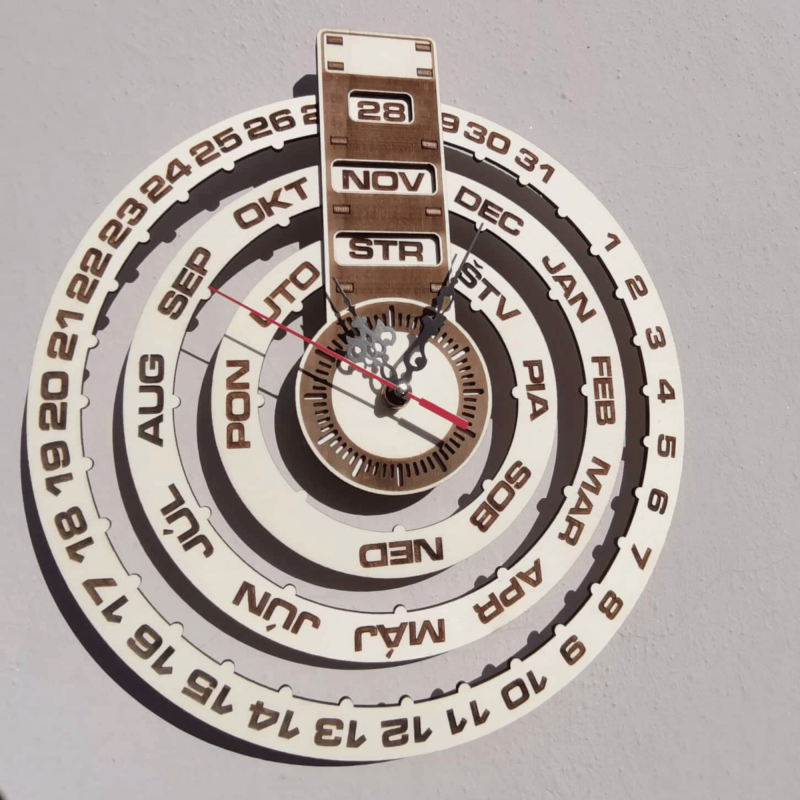 Hodiny na stenu gravírované, drevený kalendár -...