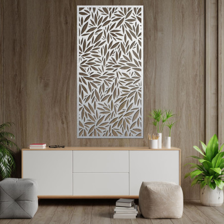 Elegantný strom s prepracovanými detailmi vetiev a koreňov ako symbol prírody. Elegantný strom s prepracovanými detailmi vetiev a koreňov ako symbol prírody.