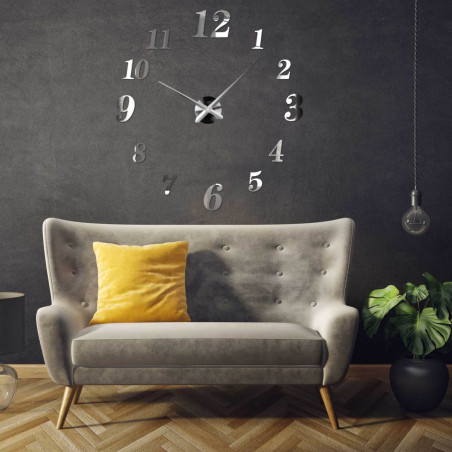 Hodiny z plexiskla inštalované v kancelárii nad pracovným stolom Hodiny z plexiskla inštalované v kancelárii nad pracovným stolom