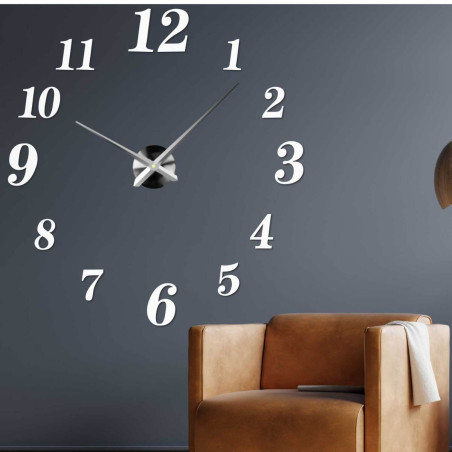Moderné nástenné hodiny z plexiskla zobrazujúce 3 hodiny poobede Moderné nástenné hodiny z plexiskla zobrazujúce 3 hodiny poobede