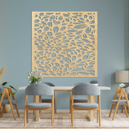 Vyrezávaná drevená dekorácia s jemným kvetinovým motívom. Vyrezávaná drevená dekorácia s jemným kvetinovým motívom.