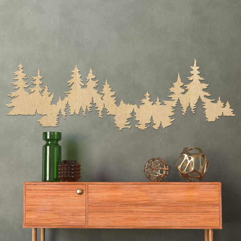 Detailná nástenná silueta lesa zo svetlého dreveného materiálu.