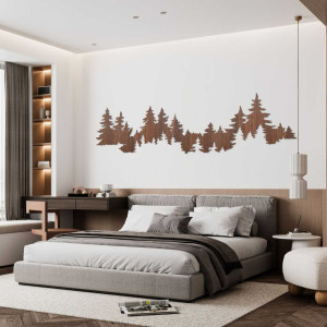 Detailný pohľad na lesnú siluetu z dreva pripevnenú na bielej stene.