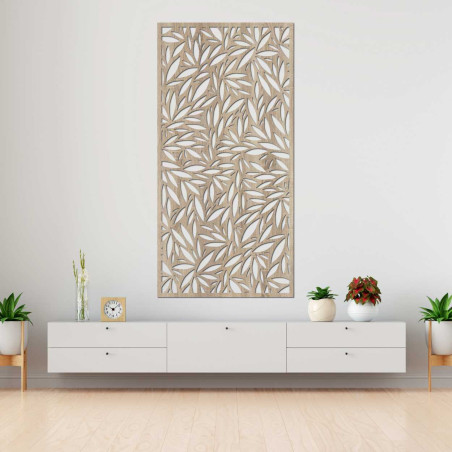 Dekoratívny panel s výrezmi listov na svetlej stene Dekoratívny panel s výrezmi listov na svetlej stene
