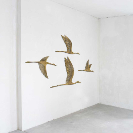 Drevený motív štyroch vtákov letiacich v smere doprava Drevený motív štyroch vtákov letiacich v smere doprava