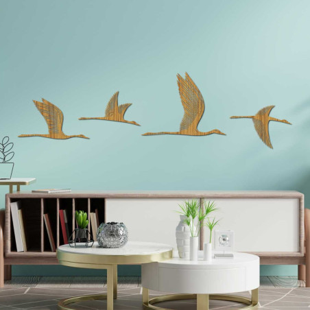 Dekoratívna kompozícia letiacich vtákov s jemnými vyrezávanými detailmi Dekoratívna kompozícia letiacich vtákov s jemnými vyrezávanými detailmi