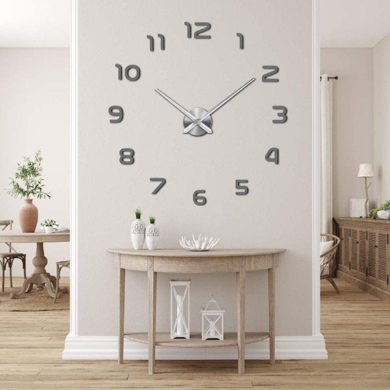 Hodiny s veľkým priemerom a centrálnym bodom pre uchytenie ručičiek.