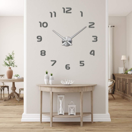 Hodiny s veľkým priemerom a centrálnym bodom pre uchytenie ručičiek. Hodiny s veľkým priemerom a centrálnym bodom pre uchytenie ručičiek.