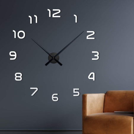 Nástenné hodiny s centrálnym mechanizmom a dlhými ručičkami. Nástenné hodiny s centrálnym mechanizmom a dlhými ručičkami.