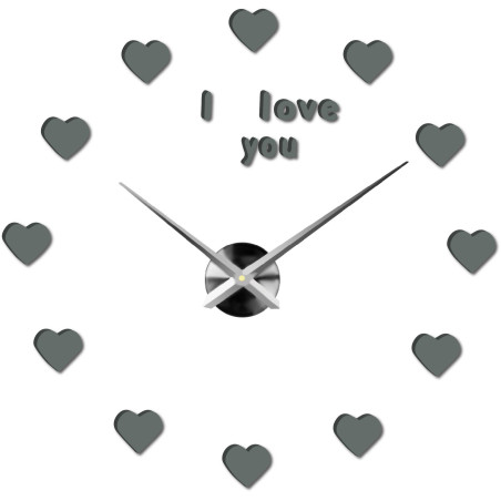 Štvorcové nástenné hodiny s minimalistickým usporiadaním a vizuálnym motívom lásky. Štvorcové nástenné hodiny s minimalistickým usporiadaním a vizuálnym motívom lásky.