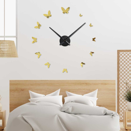 Vizualizácia nástenných hodín s motýľmi určená na znázornenie veľkosti a rozloženia na stene. Vizualizácia nástenných hodín s motýľmi určená na znázornenie veľkosti a rozloženia na stene.