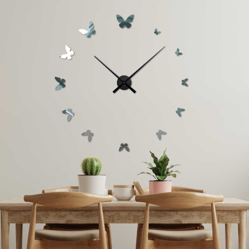 Nástenné hodiny s motýľmi zobrazujúce usporiadanie a proporcie jednotlivých prvkov.