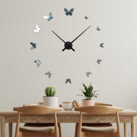 Nástenné hodiny s motýľmi zobrazujúce usporiadanie a proporcie jednotlivých prvkov. Nástenné hodiny s motýľmi zobrazujúce usporiadanie a proporcie jednotlivých prvkov.