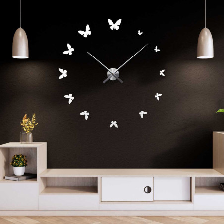 Originálne hodiny s motýľmi slúžiace ako časomer aj nástenná dekorácia. Originálne hodiny s motýľmi slúžiace ako časomer aj nástenná dekorácia.