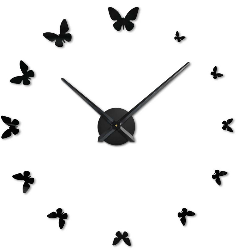Dekoratívne nástenné hodiny so siluetami motýľov namiesto číselníka.
