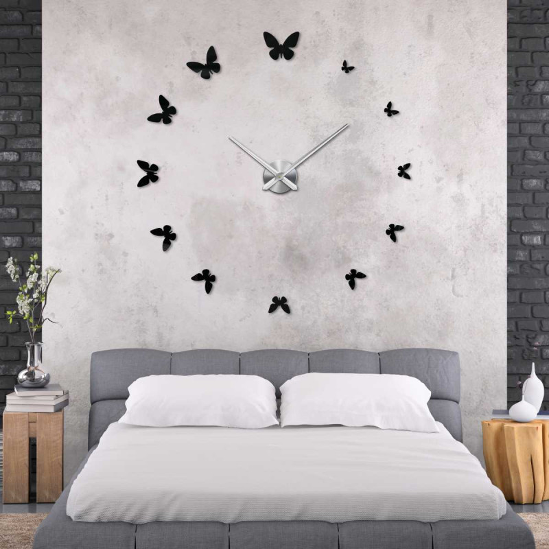 Obrázok poskytuje prehľad o rozmeroch hodinového strojčeka a vzdialenostiach medzi motýľmi.