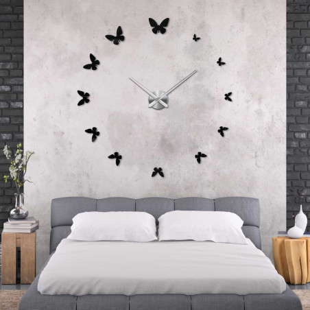 Obrázok poskytuje prehľad o rozmeroch hodinového strojčeka a vzdialenostiach medzi motýľmi. Obrázok poskytuje prehľad o rozmeroch hodinového strojčeka a vzdialenostiach medzi motýľmi.