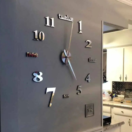 Veľké hodiny s číslami sedem zobrazenými rôznymi štýlmi písma. Veľké hodiny s číslami sedem zobrazenými rôznymi štýlmi písma.