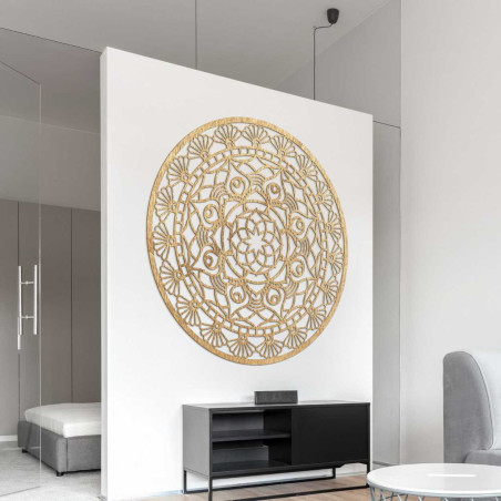 Detailne vyrezávaná kruhová dekorácia s jemnými prepojeniami a symetrickým usporiadaním. Detailne vyrezávaná kruhová dekorácia s jemnými prepojeniami a symetrickým usporiadaním.