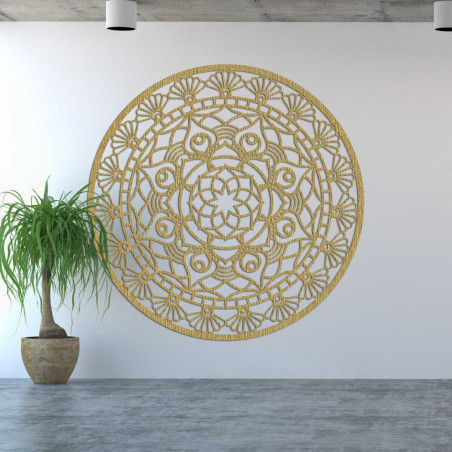 Vyrezávaná okrúhla dekorácia s prepracovanými detailmi a jemnou symetriou. Vyrezávaná okrúhla dekorácia s prepracovanými detailmi a jemnou symetriou.