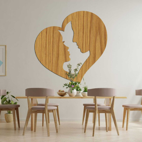 Precízne vyrezaná dekorácia s motívom partnerskej lásky a vzájomného pohľadu. Precízne vyrezaná dekorácia s motívom partnerskej lásky a vzájomného pohľadu.