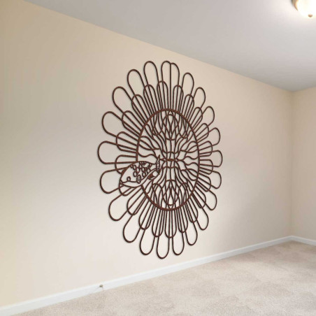 Dekoratívna stena s dreveným kruhovým vzorom pripomínajúcim kvet alebo slnko, doplnená rybou. Dekoratívna stena s dreveným kruhovým vzorom pripomínajúcim kvet alebo slnko, doplnená rybou.