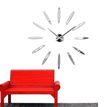 Nástenné hodiny s veľkými zlatými indexmi a striebornými ručičkami, nalepované priamo na stenu Nástenné hodiny s veľkými zlatými indexmi a striebornými ručičkami, nalepované priamo na stenu