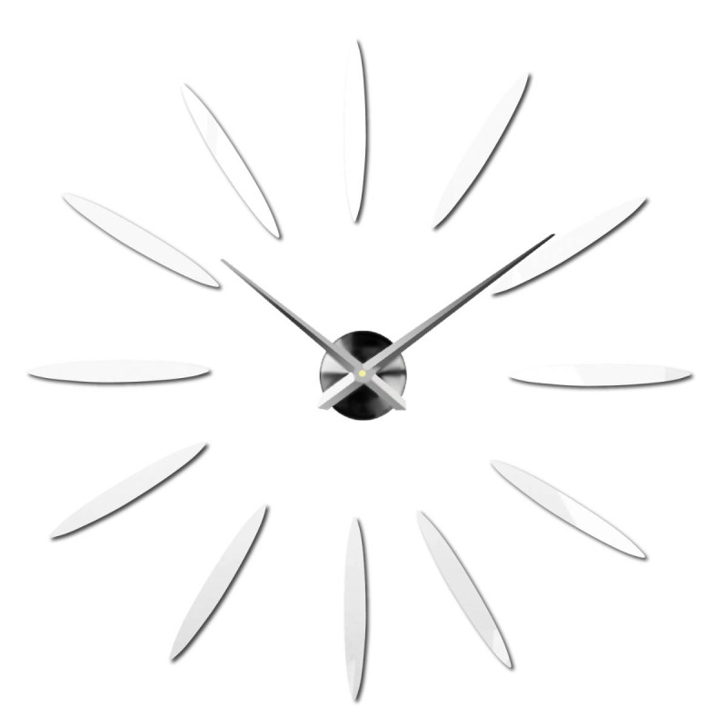 Kreatívne rozmiestnené hodiny, ktoré vytvárajú efekt slnečných lúčov pomocou zlatých prvkov.