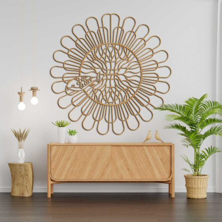 Nástenná dekorácia s výrazným kruhovým vzorom pripomínajúcim rozkvitnutý kvet.