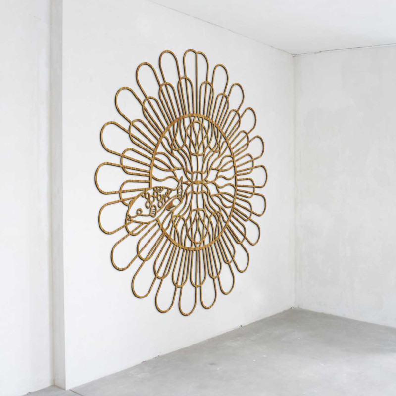 Dizajnový nástenný prvok s kvetinovým vzorom z prírodného materiálu.