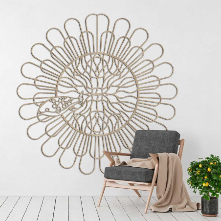 Dekorácia má súmerný vzhľad s dôrazom na rytmické opakovanie línií.