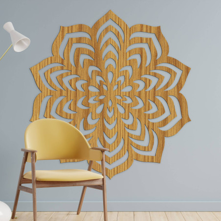 Drevená dekorácia s vyrezávaným mandalovým motívom. Drevená dekorácia s vyrezávaným mandalovým motívom.