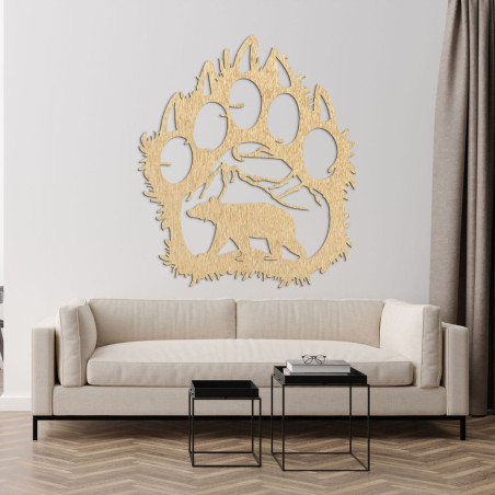 Vyrezávaný tvar veľkej medvedej laby so štyrmi pazúrmi a detailom krajiny s horami a medveďom uprostred. Vyrezávaný tvar veľkej medvedej laby so štyrmi pazúrmi a detailom krajiny s horami a medveďom uprostred.