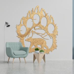 Drevený obraz medvedej stopy, v ktorej vnútri je vyrezaná silueta medveďa kráčajúceho pod horami.