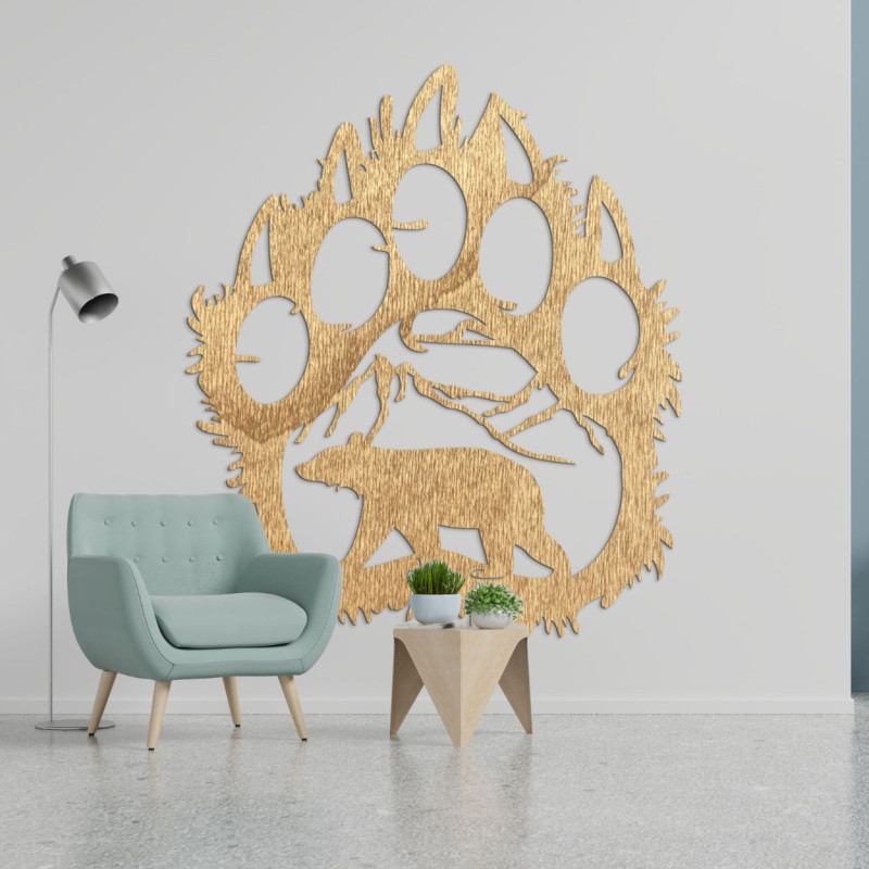 Drevený obraz medvedej stopy, v ktorej vnútri je vyrezaná silueta medveďa kráčajúceho pod horami.