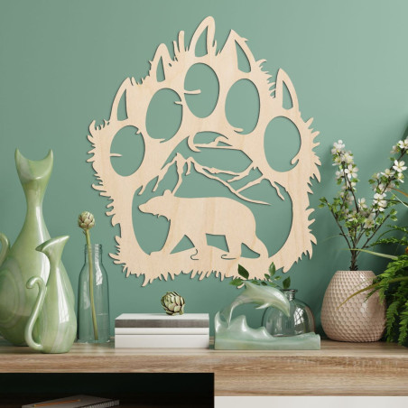 Kontrastná silueta medvedej stopy, vnútri ktorej je vidieť horský masív a postavu medveďa kráčajúceho vpred. Kontrastná silueta medvedej stopy, vnútri ktorej je vidieť horský masív a postavu medveďa kráčajúceho vpred.