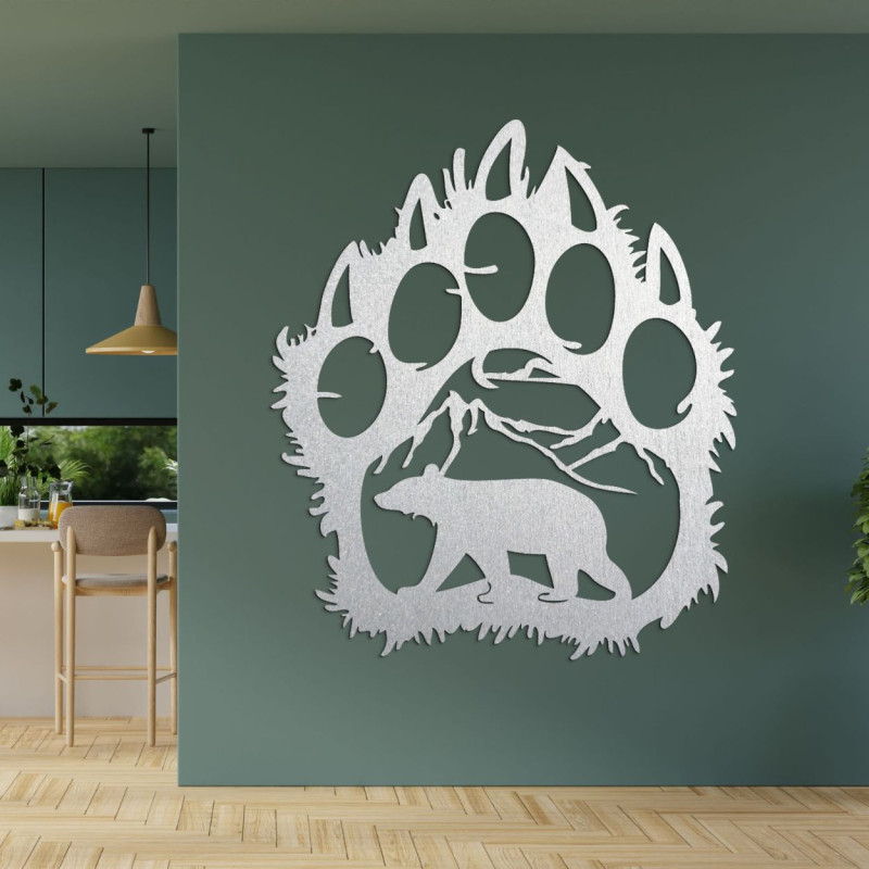 Silver Obraz z dreva zobrazujúci medvediu stopu ako rám, cez ktorý vidno krajinu a samotného medveďa.