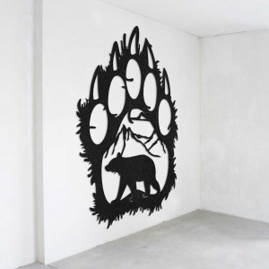 Detailný pohľad na prírodný motív medveďa a hôr vo vnútri veľkej drevenej laby.