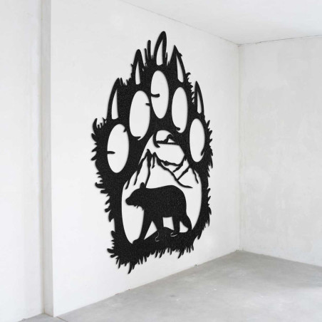 Detailný pohľad na prírodný motív medveďa a hôr vo vnútri veľkej drevenej laby.