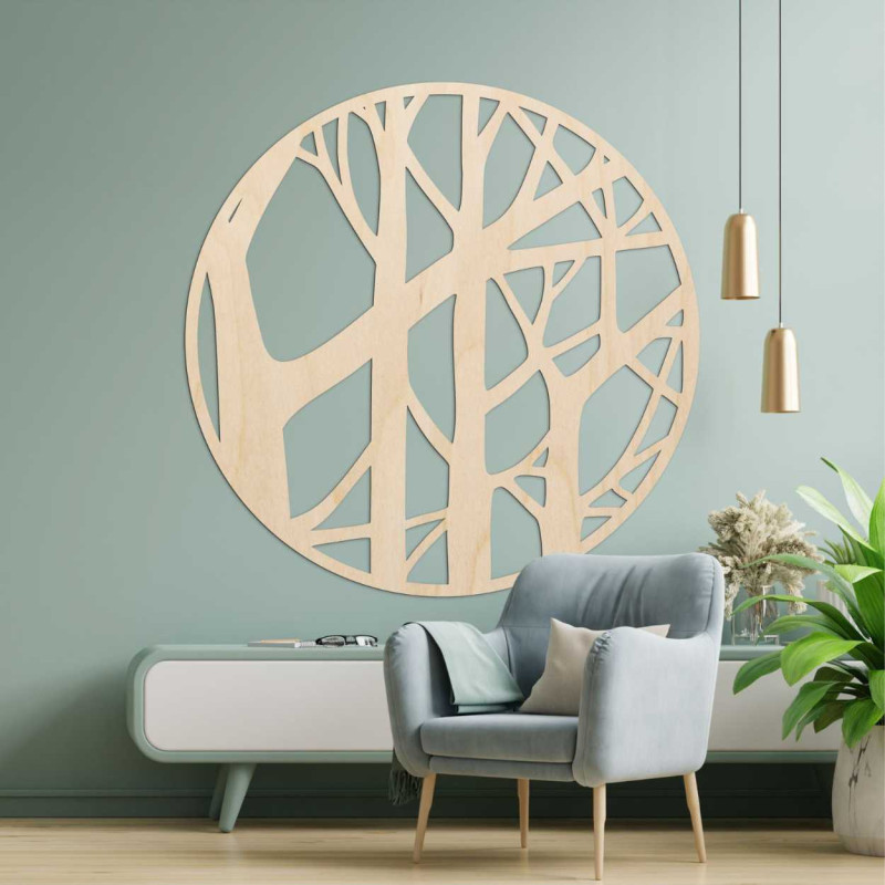 Vyrezávaný drevený motív stromu ako dekorácia interiéru