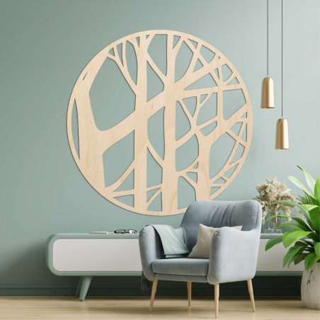 Vyrezávaný drevený motív stromu ako dekorácia interiéru