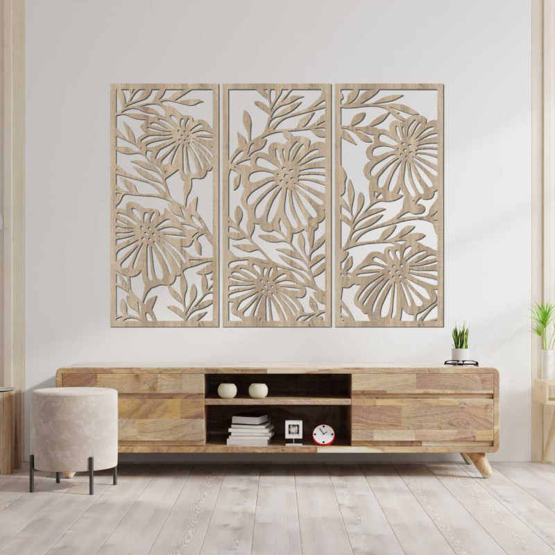 Trojdielna drevená dekorácia s jemne prepracovanými kvetmi v symetrickom rozložení.