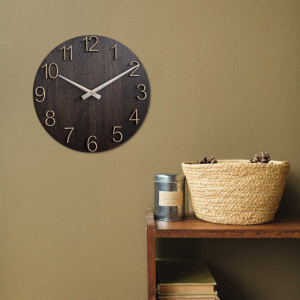 Drevené nástenné hodiny s vyrezávanými číslami a kovovými ručičkami. 2