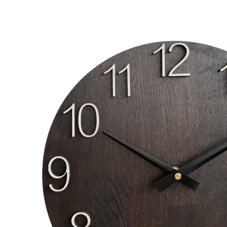 Drevené nástenné hodiny s vyrezávanými číslami a kovovými ručičkami. Drevené nástenné hodiny s vyrezávanými číslami a kovovými ručičkami.