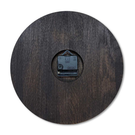 Hodiny z prírodného dreva so svetlým povrchom a klasickým usporiadaním čísiel. Hodiny z prírodného dreva so svetlým povrchom a klasickým usporiadaním čísiel.