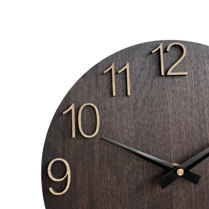 Drevené nástenné hodiny s vyrezávanými číslami a kovovými ručičkami.