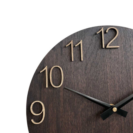 Drevené nástenné hodiny s vyrezávanými číslami a kovovými ručičkami. Drevené nástenné hodiny s vyrezávanými číslami a kovovými ručičkami.