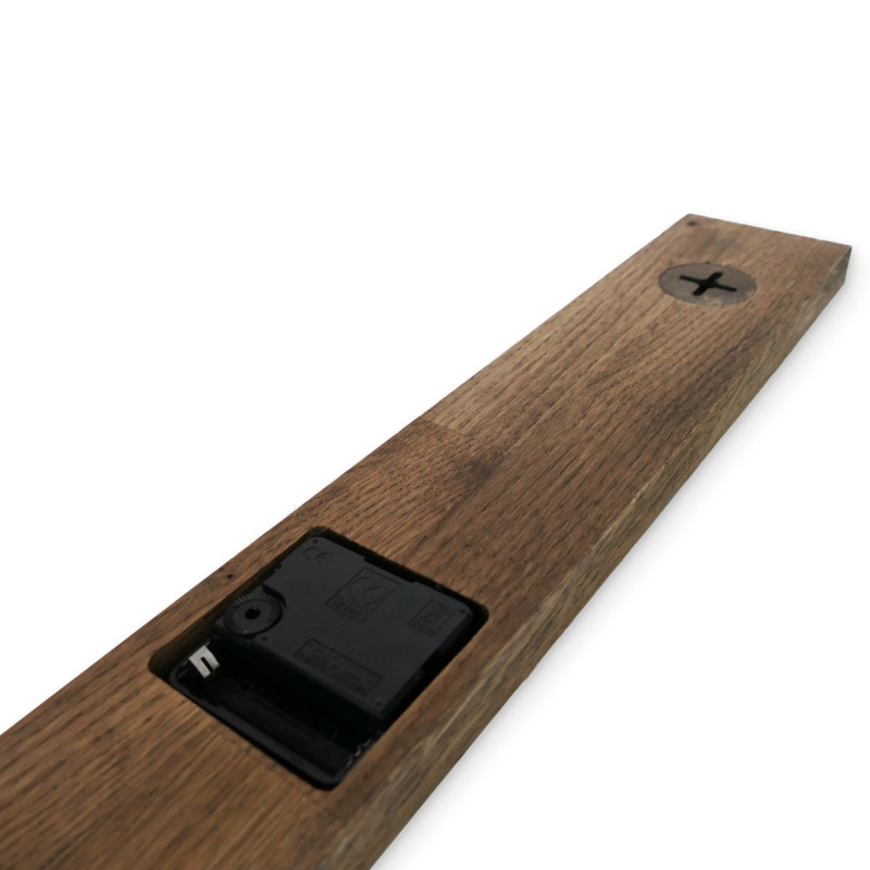 Minimalistické drevené hodiny na stenu v čiernom prevedení.